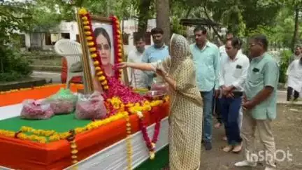 वल्लभनगर: वल्लभनगर की पूर्व विधायक प्रीति गजेंद्र सिंह शक्तावत ने पूर्व केंद्रीय मंत्री गिरजा व्यास को अर्पित किए श्रद्धासुमन