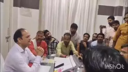 छिबरामऊ: 100 शैय्या अस्पताल में तैनात कर्मचारी पर कैंसर पीड़ित के परिजनों ने लगाए आरोप, ब्राह्मण समाज ने CMS से की मुलाकात
