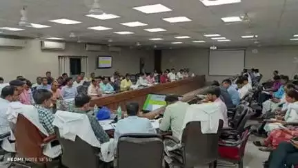 भीटी: अंबेडकरनगर में 37 लाख पौधारोपण और उसकी सुरक्षा को लेकर नोडल अधिकारी ने बैठक कर बनाई रणनीति