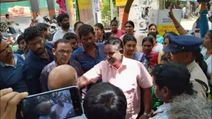 విశాఖపట్నం: నెలవారి ఈ ఎస్ ఐ పేమెంట్లు చెల్లించలేదని ద్వారకా నగర్ రవీంద్ర భారతి స్కూల్ ను అధికారులు సీజ్..