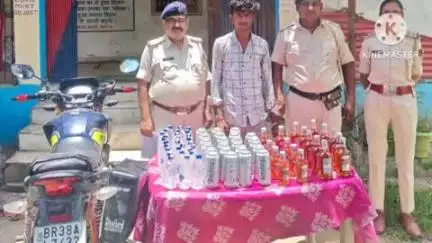 नरपतगंज: फुलकाहा पुलिस ने बॉर्डर के समीप 70 बोतल नेपाली शराब के साथ बाइक सवार एक तस्कर को किया गिरफ्तार