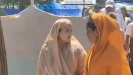 বৰক্ষেত্ৰী: বৰক্ষেত্ৰীৰ বাকৰিকুছিৰ উচ্ছেদিতৰ কাষত চৰ জিলা পৰিষদ সদস্যা আনোৱাৰা খাতুন,মত বিনিময় উচ্চেদিতৰে