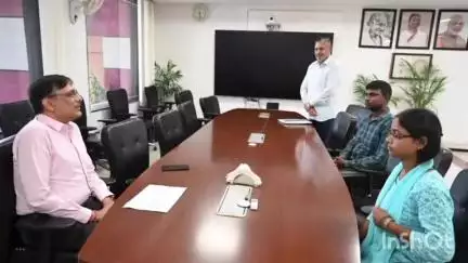हाजीपुर: हाजीपुर रेल मुख्यालय में रेलकर्मियों ने महाप्रबंधक से मिलकर अपनी समस्याओं से अवगत कराया