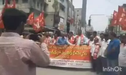 ఈనెల 9వ తేదీన దేశవ్యాప్త సార్వత్రిక సమ్మెను  జయప్రదం చేయాలంటూ వామపక్షాల ఆధ్వర్యంలో వరంగల్లో ర్యాలీ