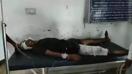 डिंडौरी: हिनौता गांव में टाटा मैजिक ने मोटरसाइकिल को टक्कर मारी, 3 लोग घायल, उपचार जारी