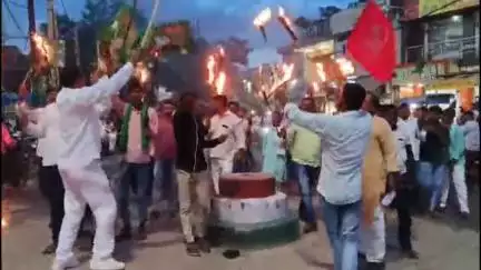 फतेहपुर: फतेहपुर में बिहार बंद को लेकर महागठबंधन के नेताओं और कार्यकर्ताओं ने निकाला मशाल जुलूस