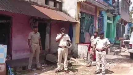ଛତ୍ରପୁର: ୨୧୭ ଫେରାର ଅଭିଯକ୍ତ ଘର ଆଗରେ ଲଟକା ଲଗାଯିବା ପରେ ୧୬ ଜଣ ଙ୍କ ଆତ୍ମସମର୍ପଣ, ଛତ୍ରପୁର ଠାରେ ସୂଚନା ଦେଲେ ଗଞ୍ଜାମ ଏସପି