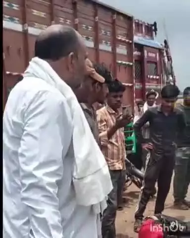 कोलारस: पडोरा चौराहे पर सड़क किनारे खड़ी बस में बाइक सवार पीछे से घुसा, भाजपा नेता ने घायल युवक को अस्पताल पहुंचाया