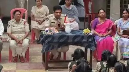 విద్యార్థులు చట్టాలపై అవగాహన కలిగి ఉండాలి: ఇన్స్పెక్టర్ ఏసుబాబు