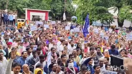 धमतरी: धमतरी जिले में मंगलवार दोपहर को अल्पसंख्यकों ने विभिन्न संगठनों के खिलाफ किया प्रदर्शन