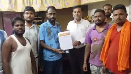 आर्णी: शहरातील चिखलमय रस्त्यावर चूरी व मुरुम टाका अंगाला चिखल लाऊन मनसे ने दिले  निवेदन
