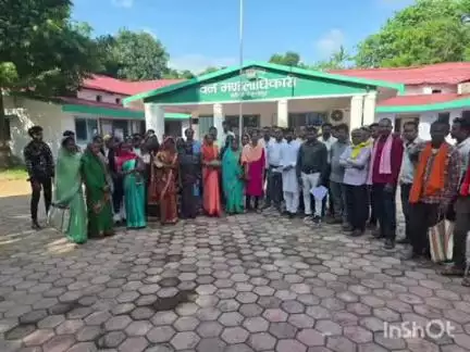 बैकुंठपुर: कोरिया वनमण्डल में डीएफओ से 6 माह की मजदूरी भुगतान की मांग को लेकर सौंपा गया आवेदन