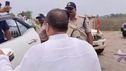 बदरवास: शिवपुरी से अशोकनगर जा रहे कांग्रेस विधायकों का काफिला इंदार थाना क्षेत्र में रोका, कार्यकर्ताओं ने जताई नाराज़गी