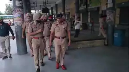 ਕਪੂਰਥਲਾ: ਬੱਸ ਸਟੈਂਡ ਸਮੇਤ 30 ਥਾਵਾਂ 'ਤੇ ਨਾਕਾਬੰਦੀ ਕਰਕੇ ਪੁਲਿਸ ਨੇ ਚਲਾਇਆ ਤਲਾਸ਼ੀ ਅਭਿਆਨ, ਕਈ ਵਾਹਨ ਕੀਤੇ ਜ਼ਬਤ-ਗੌਰਵ ਤੂਰਾ ਐਸ.ਐਸ.ਪੀ. ਕਪੂਰਥਲਾ