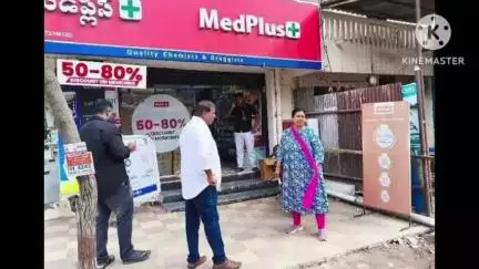 శామీర్‌పేట: తూముకుంట పురపాలక సంఘ పరిధిలో ట్రేడ్ లైసెన్సులు జారిపై క్షేత్రస్థాయిలో పరిశీలన:కమిషనర్ జ్యోతి