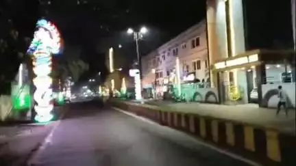 देवघर: देवघर राजकीय श्रावणी मेला क्षेत्र को लाइट और रंग-बिरंगे तोरण द्वार से सजाया गया