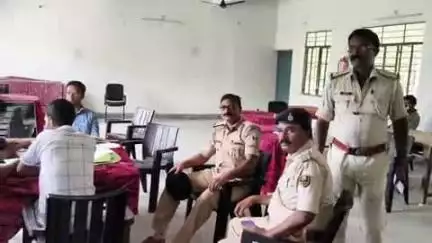 दिघलबैंक: दिघलबैंक में पंचायत उप चुनाव के लिए ईवीएम लेकर रवाना हुए चुनाव कर्मी