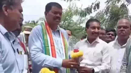 మణుగూరు: ఇందిరమ్మ ఇళ్ల మంజూరి పత్రాలను లబ్ధిదారులకు అందజేసిన పినపాక ఎమ్మెల్యే పాయం వెంకటేశ్వర్లు