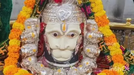 होशंगाबाद नगर: श्री काले महादेव मंदिर में समिति द्वारा श्री काले महादेव का श्री हनुमान जी महाराज के रूप में किया गया अद्भुत शृंगार