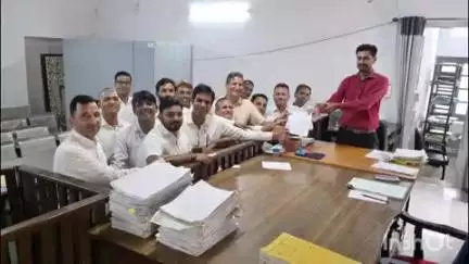 वल्लभनगर: वल्लभनगर में अधिवक्ताओं पर हमलों के विरोध में दूसरे दिन भी न्यायिक कार्यों का बहिष्कार, एसडीएम को दिया ज्ञापन