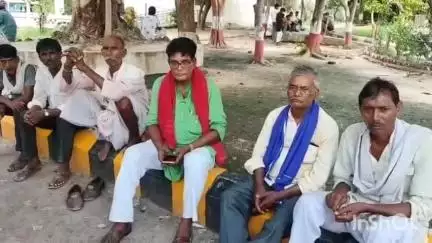 बांदा: बल्लान गांव में एक युवक ने पत्नी वियोग में फांसी लगाकर आत्महत्या की, पुलिस ने शव को पोस्टमार्टम के लिए भेजा