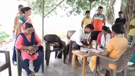 नोआमुंडी: टोंटोपोसी गांव के चबूतरा में शिविर का आयोजन किया गया