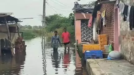 જંબુસર: જંબુસર ની શંકરનગરી વિસ્તારમાં  વરસાદી પાણીનો  નિકાલ ન થતા પાણી ભરાયા..

 25 વર્ષથી રહેતી જનતાએ પાણીનો નિ