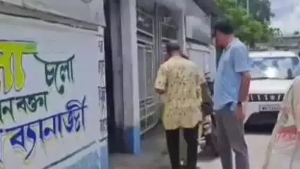 জলপাইগুড়ি: ২১ জুলাই : নিজে হাতে দেওয়াল লিখলেন জলপাইগুড়ির পুরমাতা পাপিয়া পাল