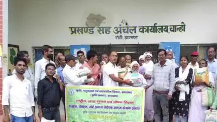चान्हो: चान्हों प्रखंड मुख्यालय में टाना भगतों के बीच किया गया बीज का वितरण
