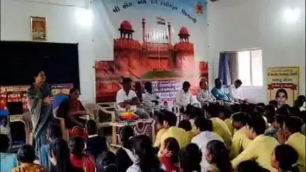 લીંબડી: શિયાણી ની એસ એમ દવે હાઇસ્કૂલ ના જન્મદિને બાળકો એ સ્વચ્છતા અને સ્વસ્થતા ના અને ગામને વ્યશન મુક્ત બનાવવા સંકલ્પો લીધા