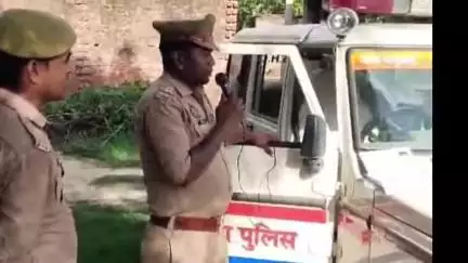 बरहज: भलुवनी थाना क्षेत्र के सिंहपुर गांव में गैंगस्टर एक्ट के वांछित अभियुक्त के खिलाफ पुलिस ने की मुनादी, जनता को किया सतर्क