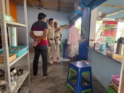 కొండపి: కొండపి నియోజకవర్గం లో పలు దుకాణాలపై ఆకస్మికంగా దాడులు నిర్వహించి తనిఖీలు నిర్వహించిన స్థానిక పోలీసులు