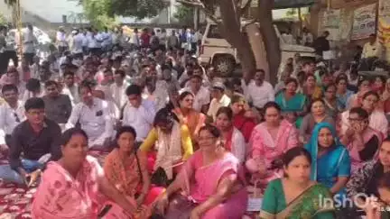 भाटपार रानी: उत्तर प्रदेशीय प्राथमिक शिक्षक संघ ने परिषदीय विद्यालयों के विलय के खिलाफ प्रदर्शन किया, कलेक्ट्रेट पहुंचकर दिया ज्ञापन