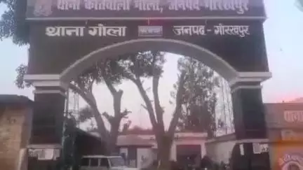गोला: पिता के साथ घर जा रही किशोरी को शोहदे ने घेरा, पिता की कनपटी पर तमंचा सटाकर दी जान से मारने की धमकी