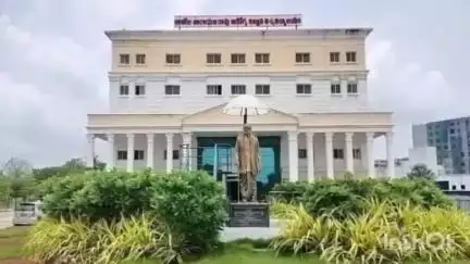 కాళోజి నారాయణరావు ఆరోగ్య విశ్వవిద్యాలయంలో స్వీపర్లను విధుల నుండి తొలగించడంతో యూనివర్సిటీ ముందు ఆందోళన