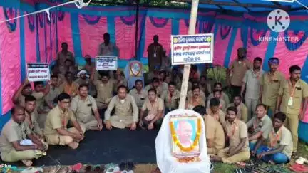 ବଡସାହି: ଓଡିଶା ଡ୍ରାଇଭର ମହାସଂଘ ପକ୍ଷରୁ ଦିଆଯାଇଥିବା ଧର୍ମଘଟରେ ବଗଲପୁର ଠାରେ ଏକତ୍ରିତ ହୋଇ ଧର୍ମଘଟରେ ସାମିଲହେଲେ ବେତନଟୀବ୍ଲକ ସଂଘର ଡ୍ରାଇଭର