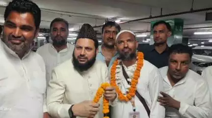 शाहाबाद: सांसद मोहिबुल्लाह नदवी ने दिल्ली के इंदिरा गांधी हवाई अड्डे पर हज करके लौटे हाजियों का माला पहनाकर किया स्वागत