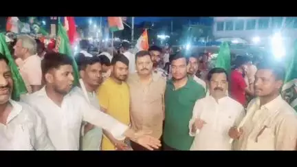 नबीनगर: नबीनगर के विधायक विजय कुमार सिंह उर्फ डब्लू सिंह गांधी मैदान में आयोजित मसाल जुलूस में शामिल हुए