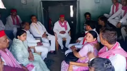 नरैनी: पुंगरी गांव में बीते दिनों एक व्यक्ति की हत्या, सपा पार्टी के लोगों ने मृतक के घर पहुंचकर हर संभव मदद का दिया भरोसा