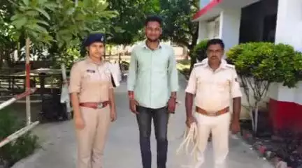 बलरामपुर: चेक पोस्ट के पास पुलिस ने एक तस्कर को 51 लीटर विदेशी शराब के साथ किया गिरफ्तार