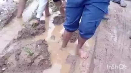 धमतरी: छत्रपति शिवाजी चौक के पास शहर ब्लॉक कांग्रेस ने कीचड़ में बैठकर नगर निगम के खिलाफ किया प्रदर्शन