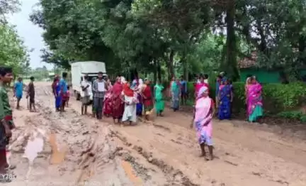 फरसाबहार: सिंगीबहार-अबीरा मार्ग कीचड़ से हुआ बेहाल, प्रशासन हुआ बेपरवाह