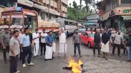 മാനന്തവാടി: ആരോഗ്യ മന്ത്രിയുടെ രാജി ആവശ്യപ്പെട്ട് സമരാഗ്നി, യൂത്ത് ലീഗ് ടൗണിൽ മന്ത്രിയുടെ കോലം കത്തിച്ചു