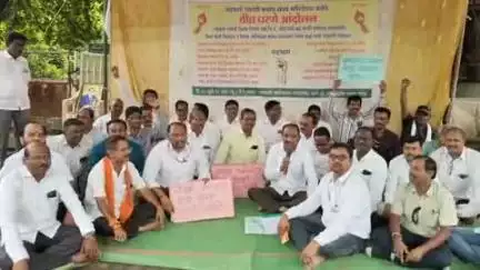 नांदेड: जिल्हा परिषद अंतर्गत सहकारी पतपेढीत शिक्षक भरती गैरव्यवहार झाल्याने सहकारी पतपेढी संघर्ष समितीचे आयटीआय परिसरात आंदोलन
