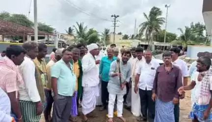 ಶಿರಹಟ್ಟಿ: ಹೆಬ್ಬಾಳ ಗ್ರಾಮದಲ್ಲಿ ಬೂದು ನಿರ್ವಹಣೆ ಕಾಮಗಾರಿಗೆ ಶಾಸಕ ಚಂದ್ರು ಲಮಾಣಿ ಭೂಮಿ ಪೂಜೆ