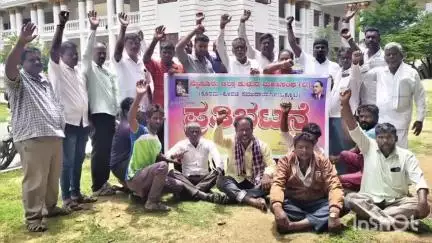 ಮೈಸೂರು: ನಗರದಲ್ಲಿ ಅಲೆಮಾರಿ ಅಭಿವೃದ್ಧಿ ನಿಗಮದ ಅಧ್ಯಕ್ಷೆ ಮೇಲಿನ ಹಲ್ಲೆ ಖಂಡಿಸಿ ಪ್ರತಿಭಟನೆ