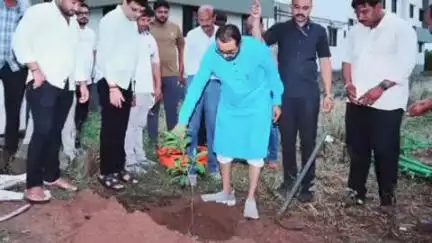 बुलढाणा: मेहकर येथील राजश्री आयुर्वेदिक मेडिकल कॉलेज येथे केंद्रीय राज्यमंत्री प्रतापराव जाधव यांच्या हस्ते वृक्षारोपण