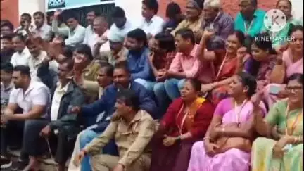 ಹುಬ್ಬಳ್ಳಿ ನಗರ: ವಿವಿಧ ಬೇಡಿಕೆ ಈಡೇರಿಕೆಗೆ ಆಗ್ರಹಿಸಿ ನಗರದಲ್ಲಿ ಪಾಲಿಕೆ ನೌಕರರಿಂದ ಪ್ರತಿಭಟನೆ