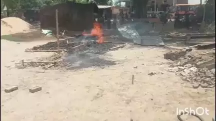 बैरिया: चिरंजी छपरा गांव में अतिक्रमण हटाने पहुंची तहसील टीम, विरोध में झोपड़ी में लगाई आग