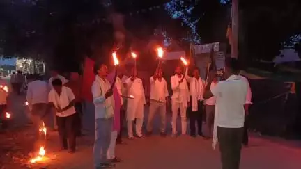 मोदनगंज: घोसी बाजार में महागठबंधन कार्यकर्ताओं ने निकाला मशाल जुलूस, बंद को सफल बनाने का किया आह्वान